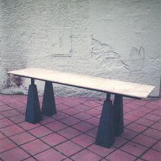 Tafel. Stalen frame, poten bekleed met HPL, marmer top