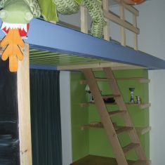 Kinderkamer. Hoogslaper met buro. Gelakt vuren