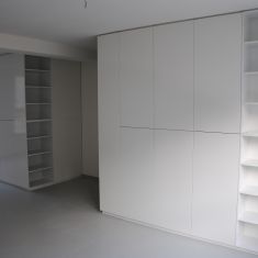 Kastenwanden als roomdividers. Gelakt MDF