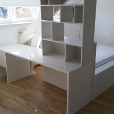 Kinderkamer met bed, buro en kast. Gelakt MDF