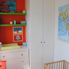 Kinderkamer met hoge kast. Div materialen