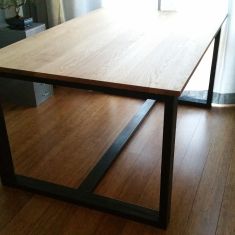 Tafel. Stalen frame, eiken top