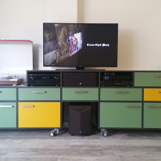 TV/stereo meubel op wielen. Mat gelakt mdf