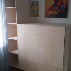 Kinderkamer met bed en kast op wielen. Berken